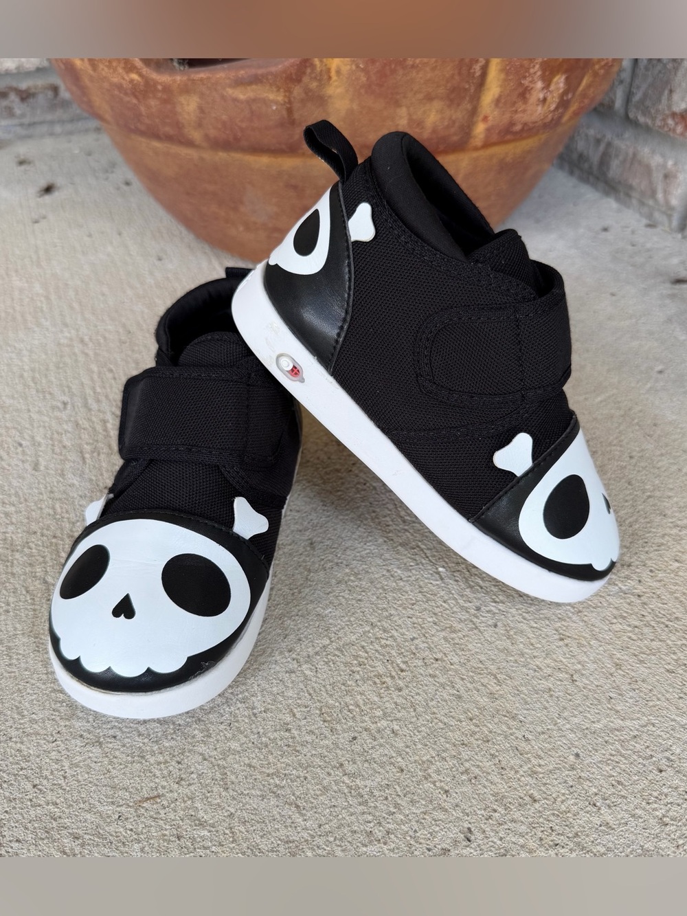 🍒💣 IKIKI toddler skull & crossbone squeaky shoes